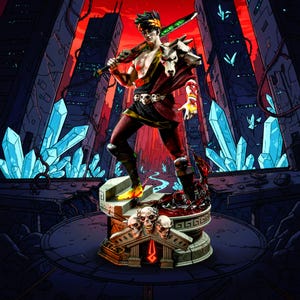Peut inclure: Figurine détaillée d'un personnage du jeu vidéo Hades, debout sur un piédestal. La figurine est vêtue d'une tenue rouge et noire, tenant une épée verte. La base présente des crânes et un motif de flamme stylisé, sur fond de ville futuriste.