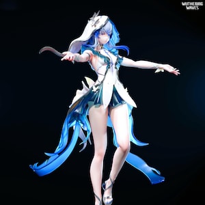 Peut inclure: Figurine détaillée d'un personnage féminin aux cheveux bleus et vêtue de blanc et de bleu. La figurine est posée avec les bras tendus et la tenue présente des accents bleus fluides. Le texte "WUTHERING WAVES" est visible dans le coin supérieur droit.