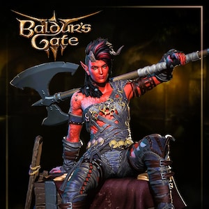 Peut inclure: Illustration numérique d'un personnage à peau rouge avec des cornes et des oreilles pointues, tenant une grande hache. Le personnage porte une armure et se détache sur un fond sombre. Le texte "Baldur's Gate" est en haut.