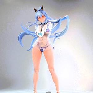 Peut inclure: Figurine d'un personnage de style anime souriant, avec de longs cheveux bleus fluides et des oreilles de chat. Le personnage porte une chemise blanche, un bikini bleu et un manteau transparent de couleur claire. La figurine est debout, les bras croisés.