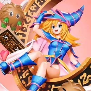 Könnte beinhalten: Figur einer weiblichen Anime-Figur mit blonden Haaren, die ein blaues und rosa Outfit trägt und auf einer goldenen Plattform sitzt. Ein braunes Wesen mit großen Augen und ein Buch sind ebenfalls vorhanden. Der Hintergrund ist ein zartes Rosa.