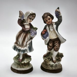 Vintage Capodimonte Porzellanfigur, Junge und Mädchen mit Trauben Statuetten, Italienische Dekorative Figuren, Set Mit Zwei Capodimonte Figuren