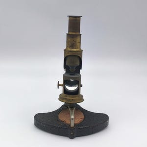 Antikes Messing-Trommel-Mikroskop, wissenschaftliches Feldinstrument, altes Labormikroskop, Mikroskop des 19.Jahrhunderts, tragbares wissenschaftliches Objektiv