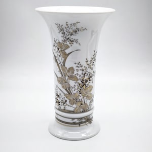 Vintage AK Kaiser Porcelain Vase, K. Nossek Atlantis Vase, Floral Centrepiece From West Germany, White Flower VaseWith Gold Accents