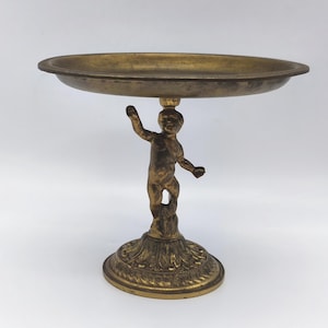 Tazza française ancienne, compote de putto en laiton, plat à chérubin néo-rococo, centre de table figuratif en laiton, bol ancien sur pied