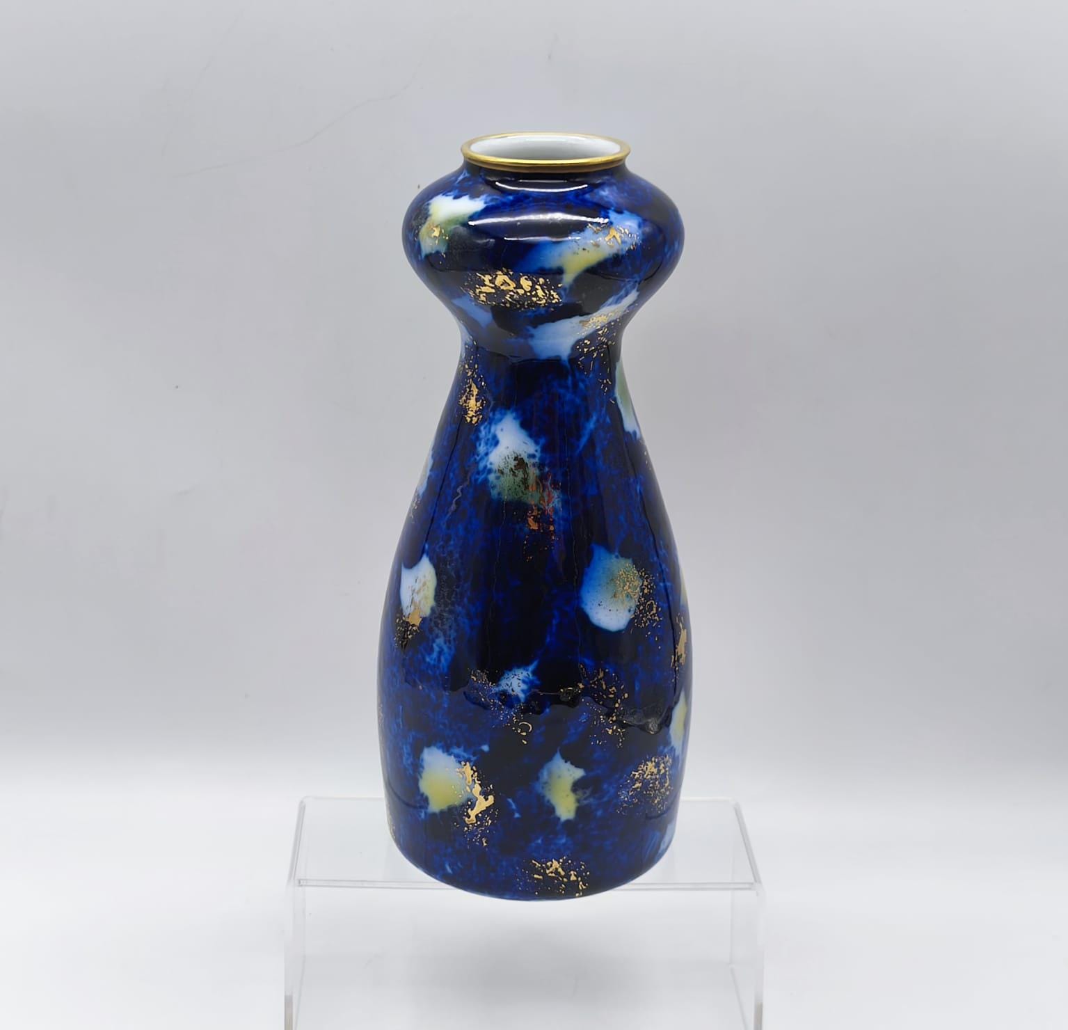 Vase élégant et raffiné signé Ilmenau Graf von Henneberg, orné de véritables motifs bleu cobalt et or, style Mid-Century. - France