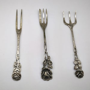 Tenedores antiguos Hildesheimer Rose de plata maciza alemana, tenedores para encurtidos, pasteles y repostería, cubertería alemana.