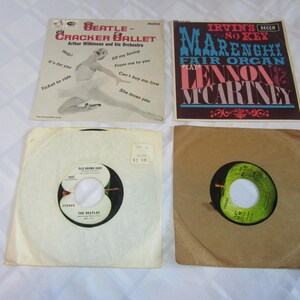 Peut inclure: Quatre disques vinyles vintage. Le disque supérieur gauche est "Beatle-Cracker Ballet" avec un graphique de ballerine. Le disque supérieur droit est "Irvin's Marenghi Fair Organ" de Lennon & McCartney. Les disques inférieurs sont dans des pochettes en papier.
