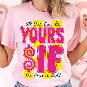 Puede incluir: Camiseta rosa claro con el texto "All this Can Be YOURS IF the Price is Right" en una fuente retro. El texto es rosa y amarillo, con un gráfico de signo de dólar.