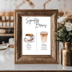 Puede incluir: Un cartel con el texto "Signature Brews" en letra cursiva negra. El cartel presenta dos ilustraciones de acuarela de bebidas: un café caliente en una taza blanca y un café helado en un vaso transparente con una pajita. El texto "His" está debajo de la taza de café con las palabras "Hot Breve Latte" debajo. El texto "Hers" está debajo del café helado con las palabras "Iced Honey Vanilla Latte" debajo.