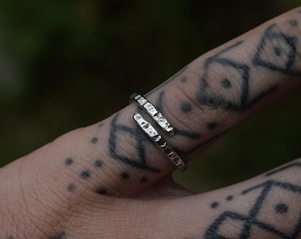 Zilveren ring, verstelbare gehamerde band