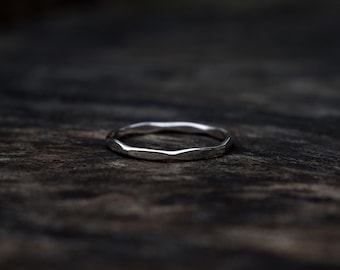 Zilveren ring, achthoekig