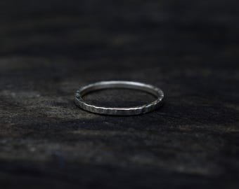 Zilveren ring, gehamerde vierkante band