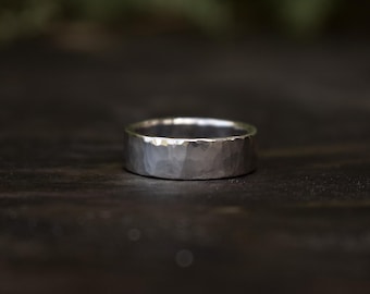 Sterlingzilveren ring, gehamerd