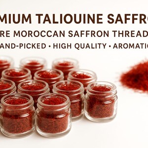 Può includere: Immagine di piccoli vasetti di vetro pieni di fili di zafferano rosso, con un mucchio di fili di zafferano sullo sfondo. Il testo in alto recita "Premium Taliouine Saffron, Pure Moroccan Saffron Threads, Hand-Picked, High Quality, Aromatic."