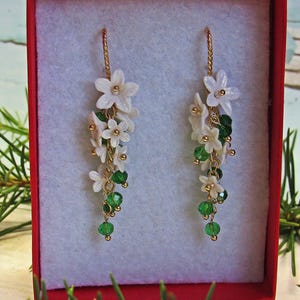 Orecchini pendenti floreali fatti a mano – Fiori bianchi con perline verdi, gioielli ispirati alla natura. Orecchini pendenti Boho
