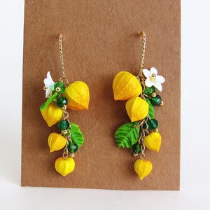 Helle Ohrhänger mit Physalis, Blüte und Blättern. Realistische Physalis für Liebhaber des Boho Stils und von Blumenschmuck.