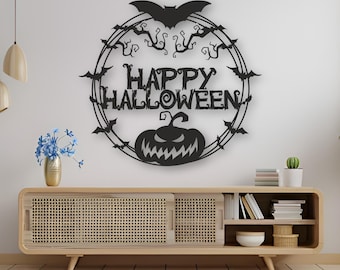 Puede incluir: Arte de pared de Halloween de metal negro con un diseño circular con murciélagos, una calabaza y las palabras "Happy Halloween". La obra de arte está montada en una pared blanca sobre un mueble de madera.