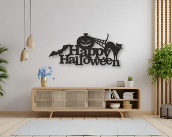 Puede incluir: Arte de pared de Halloween de metal negro con un murciélago, una calabaza, una telaraña y un gato. Las palabras "Happy Halloween" están integradas en el diseño. La obra de arte está montada en una pared blanca.