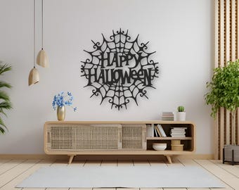 Puede incluir: Arte de pared de Halloween de metal negro con diseño de telaraña y las palabras "Happy Halloween" recortadas. Montado en una pared blanca sobre un mueble de madera.