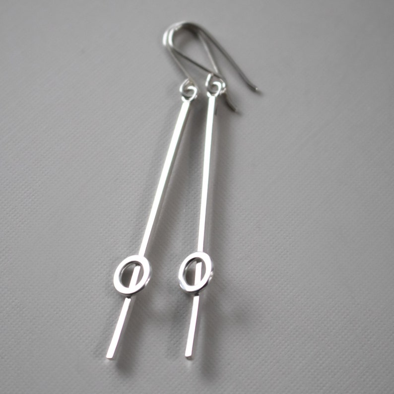 Boucles d'oreilles cercle rétro modernes en argent sterling, boucles d'oreilles barre d'argent, boucles d'oreilles pendantes légères, cercle rétro, boucles d'oreilles minimalistes, cadeau pour elle, maman image 2