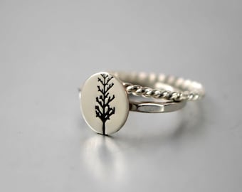 Bague d’arbre d’argent, anneaux empilables, bande torsadée, bande martelée, argent sterling, bague botanique, bague d’hiver boisée, bague d’anniversaire