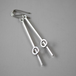 Boucles d'oreilles cercle rétro modernes en argent sterling, boucles d'oreilles barre d'argent, boucles d'oreilles pendantes légères, cercle rétro, boucles d'oreilles minimalistes, cadeau pour elle, maman image 1