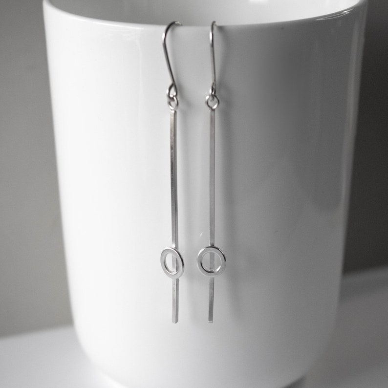 Boucles d'oreilles cercle rétro modernes en argent sterling, boucles d'oreilles barre d'argent, boucles d'oreilles pendantes légères, cercle rétro, boucles d'oreilles minimalistes, cadeau pour elle, maman image 4