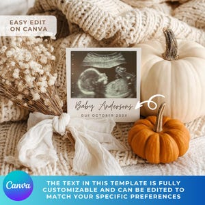K&ouml;nnte beinhalten: Eine Schwangerschaftsank&uuml;ndigungskarte mit einem Ultraschallbild, dem Text "Baby Andersons, Due October 202X" und einem kleinen orangefarbenen K&uuml;rbis. Ein wei&szlig;er K&uuml;rbis und Trockenblumen sind ebenfalls im Bild. Der Text "Easy Edit on Canva" befindet sich oben links.