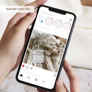 Peut inclure: Un smartphone affiche une annonce de naissance sur Instagram. L'annonce pr&eacute;sente une carte avec le texte "Baby Anderson IS ON THE WAY ARRIVING DECEMBER 2025", des chaussons de b&eacute;b&eacute; et des fleurs s&eacute;ch&eacute;es sur une couverture en tricot.