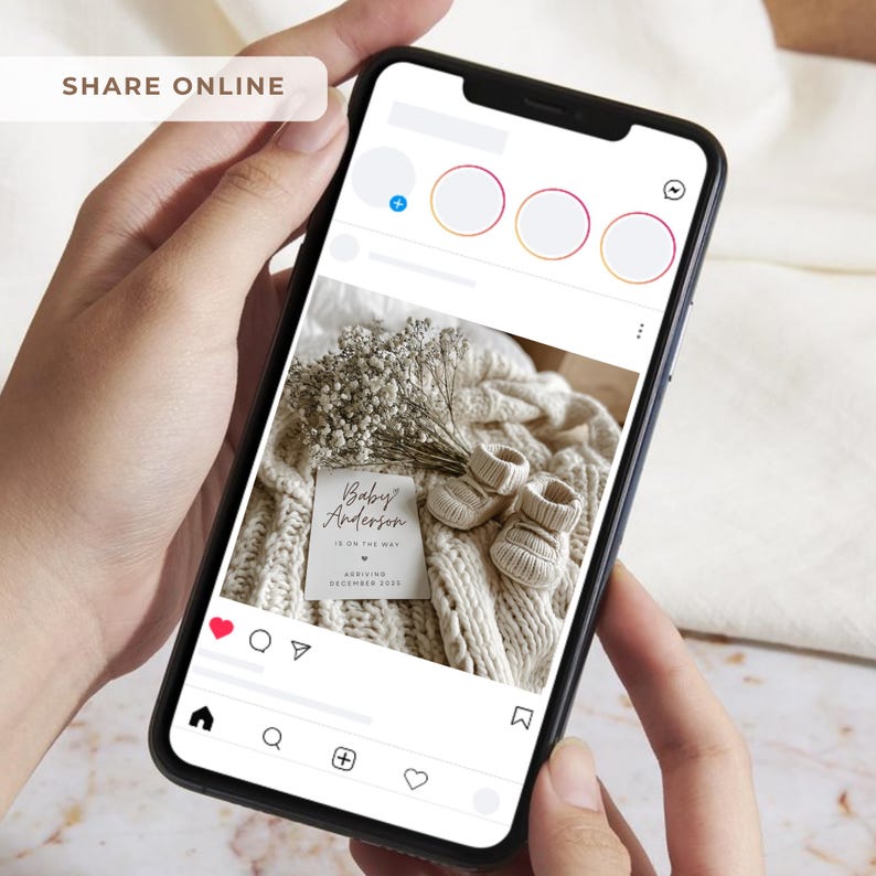 Peut inclure: Un smartphone affiche une annonce de naissance sur Instagram. L'annonce pr&eacute;sente une carte avec le texte "Baby Anderson IS ON THE WAY ARRIVING DECEMBER 2025", des chaussons de b&eacute;b&eacute; et des fleurs s&eacute;ch&eacute;es sur une couverture en tricot.