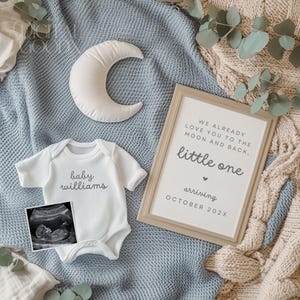 Plantilla digital de anuncio de embarazo de bebé niño estilo bohemio, diseño de luna en Canva editable, revelación de bebé azul simple, tema de luna azul neutro de género.
