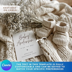 Peut inclure: Annonce de grossesse aux tons neutres avec une carte indiquant "Baby Anderson IS ON THE WAY ARRIVING DECEMBER 2025" et une paire de chaussons de b&eacute;b&eacute; tricot&eacute;s. L'image comprend des accents floraux et le logo Canva.
