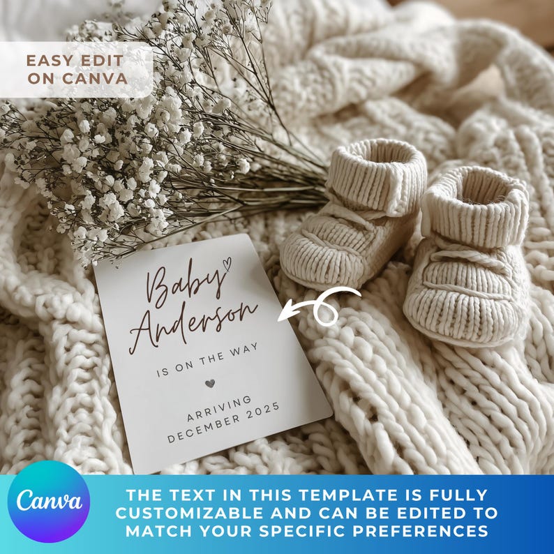 Peut inclure: Annonce de grossesse aux tons neutres avec une carte indiquant "Baby Anderson IS ON THE WAY ARRIVING DECEMBER 2025" et une paire de chaussons de b&eacute;b&eacute; tricot&eacute;s. L'image comprend des accents floraux et le logo Canva.