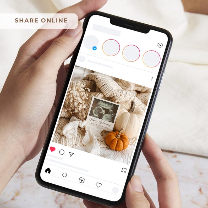 K&ouml;nnte beinhalten: Ein Smartphone zeigt eine Schwangerschaftsank&uuml;ndigung auf Instagram. Die Ank&uuml;ndigung zeigt ein Ultraschallbild, K&uuml;rbisse und eine Strickdecke. Der Text auf der Ank&uuml;ndigung lautet "Baby Anderson" und "Due October 2023". Auf dem Telefonbildschirm steht auch "Share Online".