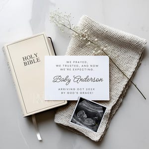 Anúncio de gravidez cristã, modelo digital religioso para revelação do bebê, design Canva editável baseado na fé, revelação do bebê das escrituras minimalista