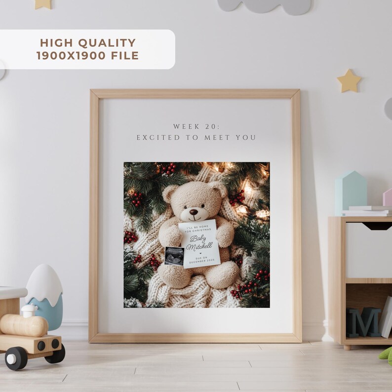 K&ouml;nnte beinhalten: Ein gerahmter Druck mit einem Teddyb&auml;ren, der eine Karte mit einem Ultraschallbild h&auml;lt. Auf der Karte steht "I'll be home for Christmas" und "Baby Mitchell". Der Rahmen ist aus hellem Holz, und der Hintergrund umfasst Gr&uuml;n und Beeren.
