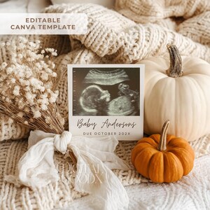 K&ouml;nnte beinhalten: Eine Schwangerschaftsank&uuml;ndigung mit einem Ultraschallbild, einem wei&szlig;en K&uuml;rbis und einem kleinen orangefarbenen K&uuml;rbis. Die Karte lautet "Baby Andersons, Due October 202X". Der Hintergrund umfasst Trockenblumen und eine cremefarbene Strickdecke.