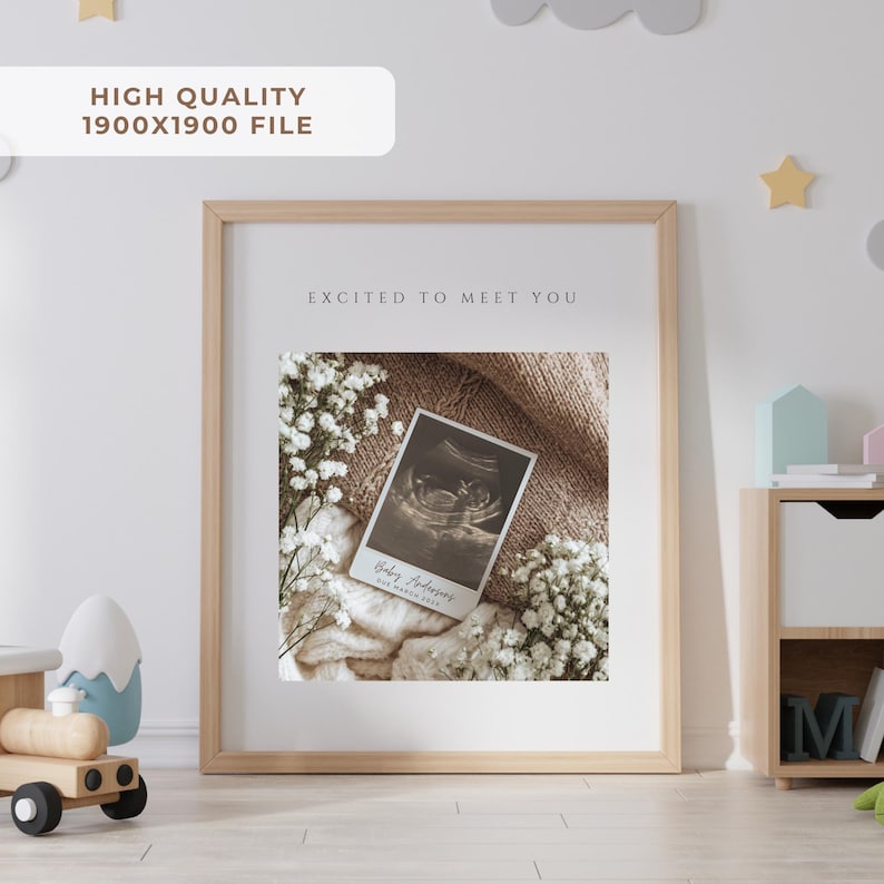 Peut inclure: Un cadre avec le texte "EXCITED TO MEET YOU" au-dessus d'une image d'&eacute;chographie. L'&eacute;chographie est sur une carte avec le texte "Baby Anderson" et "Due March 2024". Le cadre est en bois clair, et l'arri&egrave;re-plan comprend des fleurs blanches.