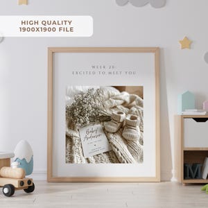 Peut inclure: Une impression encadr&eacute;e aux couleurs neutres. L'impression pr&eacute;sente une photographie de chaussons de b&eacute;b&eacute;, une brindille de fleurs et une carte qui dit "Baby Anderson is on the way". Le texte "Week 20: Excited to Meet You" est en haut.