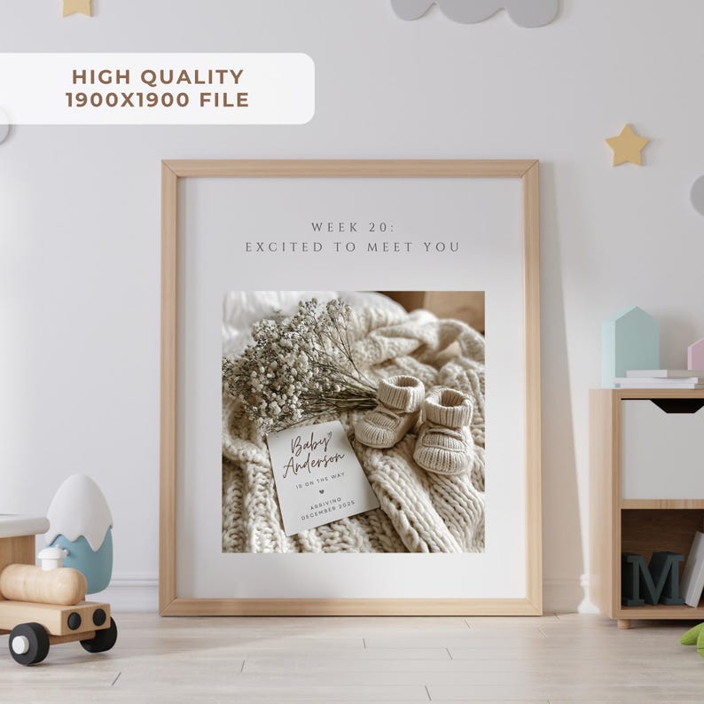 Peut inclure: Une impression encadr&eacute;e aux couleurs neutres. L'impression pr&eacute;sente une photographie de chaussons de b&eacute;b&eacute;, une brindille de fleurs et une carte qui dit "Baby Anderson is on the way". Le texte "Week 20: Excited to Meet You" est en haut.