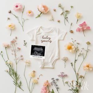 Minimalistische Schwangerschaftsankündigung Digitale Blumen Geschlechtsneutrales Baby offenbaren bearbeitbare Vorlage Social-Media-Schwangerschaftsankündigung