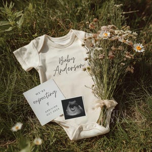 Einfache minimalistische Schwangerschaftsankündigung Digitale moderne geschlechtsneutrale Boho Baby Reveal bearbeitbare Canva Vorlage Social-Media-Ankündigung