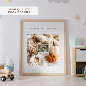 K&ouml;nnte beinhalten: Ein gerahmter Druck mit dem Text "EXCITED TO MEET YOU" &uuml;ber einem Ultraschallbild, K&uuml;rbissen und Trockenblumen. Der Druck befindet sich in einem hellen Holzrahmen. Das Bild enth&auml;lt auch den Text "Baby Anderson" und "HIGH QUALITY 1900X1900 FILE".