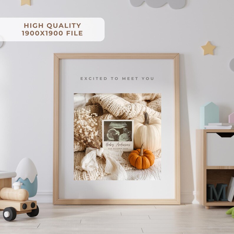 K&ouml;nnte beinhalten: Ein gerahmter Druck mit dem Text "EXCITED TO MEET YOU" &uuml;ber einem Ultraschallbild, K&uuml;rbissen und Trockenblumen. Der Druck befindet sich in einem hellen Holzrahmen. Das Bild enth&auml;lt auch den Text "Baby Anderson" und "HIGH QUALITY 1900X1900 FILE".