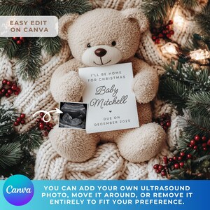 K&ouml;nnte beinhalten: Ein beiger Teddyb&auml;r h&auml;lt eine Karte mit dem Text "I'LL BE HOME FOR CHRISTMAS Baby Mitchell DUE ON DECEMBER 2025" und einem Ultraschallbild. Der B&auml;r sitzt auf einer wei&szlig;en Strickdecke mit Weihnachtsdekoration.