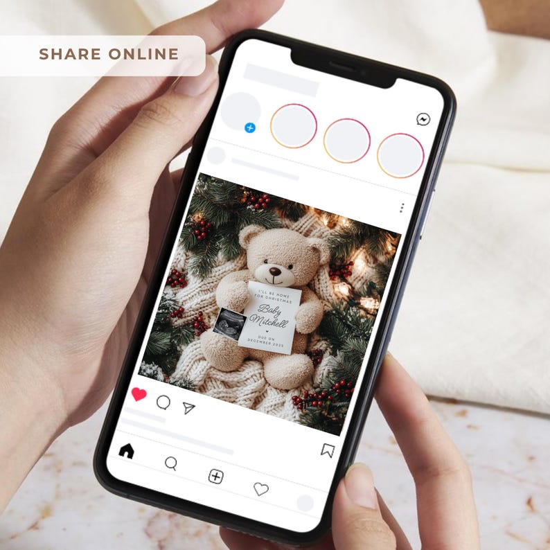K&ouml;nnte beinhalten: Ein Smartphone zeigt einen Social-Media-Beitrag mit einem Teddyb&auml;ren, der eine Karte mit dem Text "Baby Mitchell" und einem Ultraschallbild h&auml;lt. Der B&auml;r sitzt auf einer gem&uuml;tlichen wei&szlig;en Decke mit festlichem Gr&uuml;n.