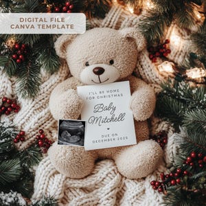 K&ouml;nnte beinhalten: Ein beiger Teddyb&auml;r h&auml;lt eine Karte, die die Ankunft eines Babys zu Weihnachten 2025 ank&uuml;ndigt. Auf der Karte steht "Ich bin zu Weihnachten zu Hause" und "Baby Mitchell". Ein Ultraschallbild ist ebenfalls enthalten. Der B&auml;r liegt auf einer cremefarbenen Strickdecke, umgeben von Weihnachtsgr&uuml;n.