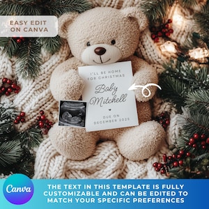 K&ouml;nnte beinhalten: Ein beiger Teddyb&auml;r h&auml;lt eine Karte mit der Ank&uuml;ndigung "Baby Mitchell" und "Due on December 2025." Die Karte ist von einer kuscheligen wei&szlig;en Decke, Tannenzweigen und roten Beeren umgeben. Der Text "Easy Edit on Canva" ist enthalten.