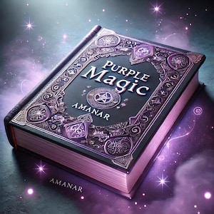 Könnte beinhalten: Ein schwarzes, ledergebundenes Buch mit einem verzierten Design und dem Titel "Purple Magic" auf dem Einband. Das Buch ist von einem violetten und weißen Schein umgeben.